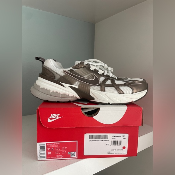 Nike V2K Run Sneaker Brown/ Ironstone/ White Mens New NIB main image 6
